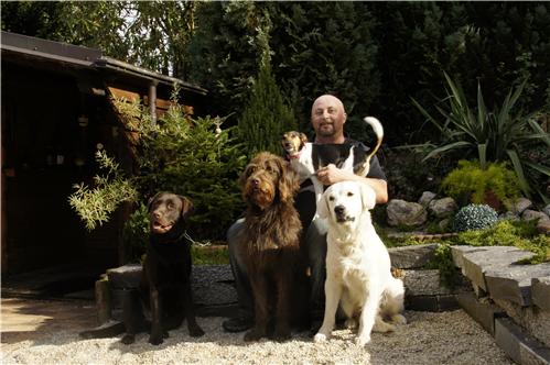 Foto von Mario Stranz mit drei auszubildenden Hunden und eigener Hündin